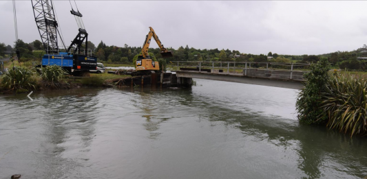 Work starts on removing the old structure in preparation for the Jess Road cycleway bridge which is part of the Omokoroa to Tauranga Cycleway.