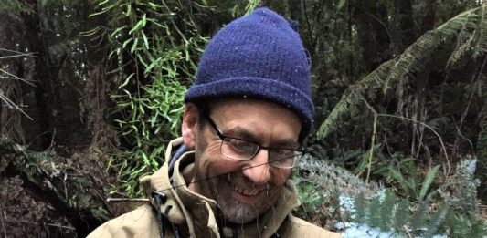 Western Bay of Plenty District Council Community relations Advisor Glenn Ayo captures a kōkako for banding and relocation to Ōtanewainuku Forest in Oropi.